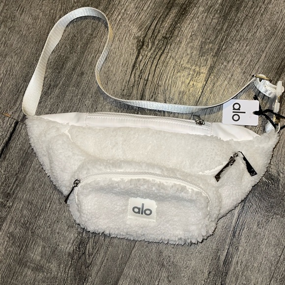 Alo Yoga Sherpa Explorer Fanny Pack Ivory - Picture 3 of 6